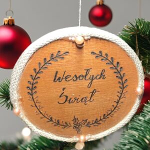 Ozdoba choinkowa z wypalanym napisem "Wesołych Świąt".